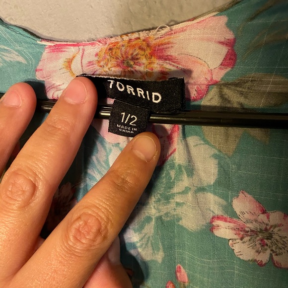 TORRID OVERSIZED HAWAIIAN STYLE CARDIGAN - Picture 3 of 7